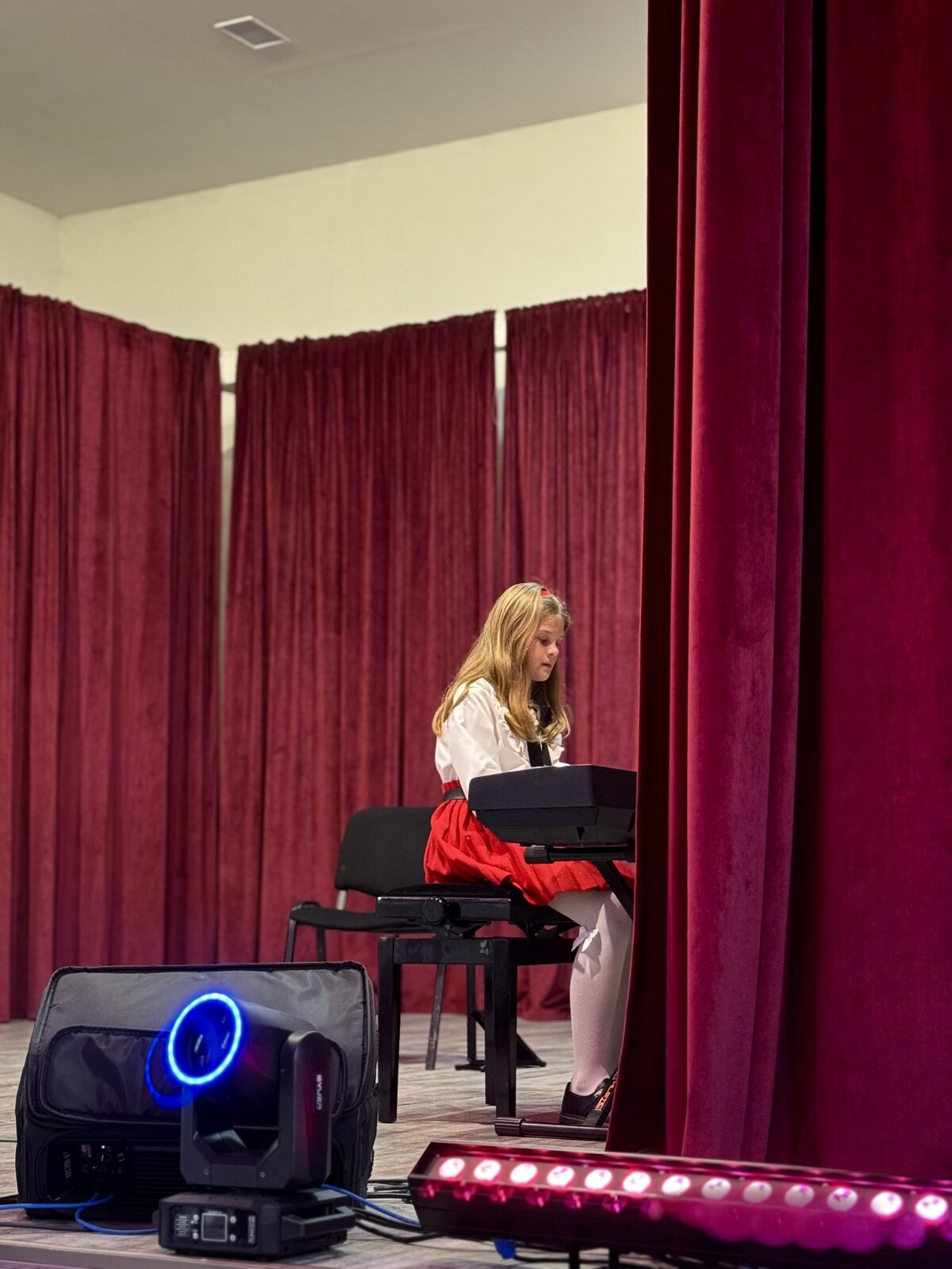 Moment de pe scenă la un concert al academiei 21